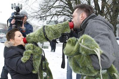 Dorota Wellman i Marcin Prokop otulili drzewa na zimę